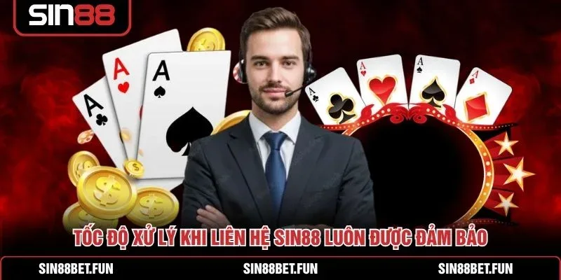 Nhân viên chăm sóc khách hàng trao đổi lịch sự với hội viên
